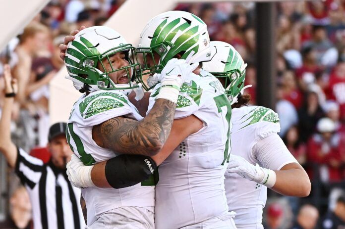 Oregon Ducks tight end Cam McCormick (84) and Oregon Ducks offensive lineman Alex Forsyth (78) celebrate a touchdown.