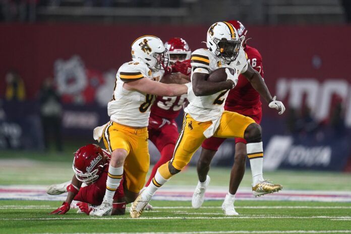 Titus Swen (2) runs the ball against the Fresno State Bulldogs.