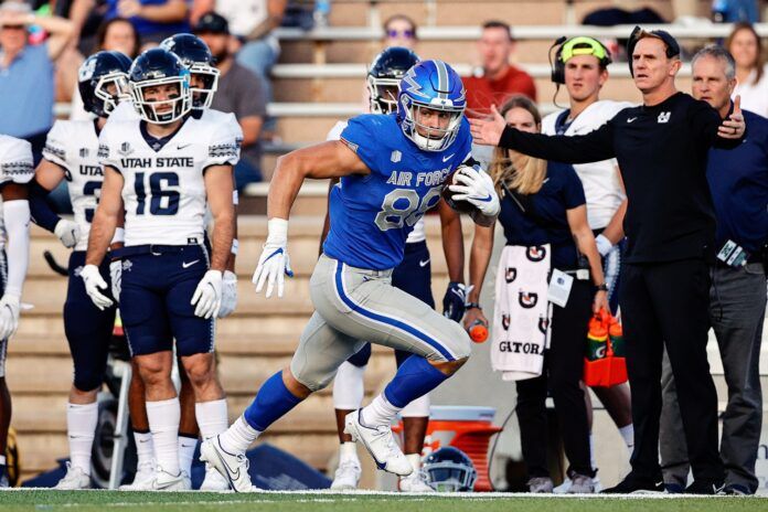 Kyle Patterson (88) runs the ball on a reception against the Utah State Aggies.