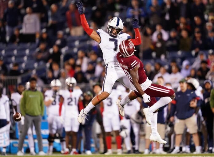 Connecticut Huskies defensive back Tre Wortham (7) defends against Massachusetts Minutemen wide receiver Cameron Sullivan-Brown.