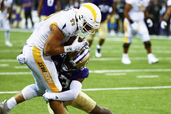 Kent State Golden Flashes tight end Kris Leach (11) catches a pass against Washington Huskies cornerback Mishael Powell (23) during the fourth quarter at Alaska Airlines Field at Husky Stadium.