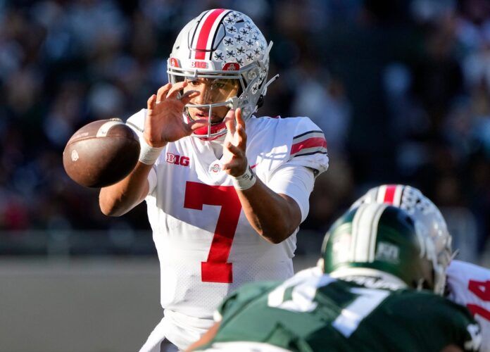 Ohio State QB C.J. Stroud (7) takes the snap against Michigan State.