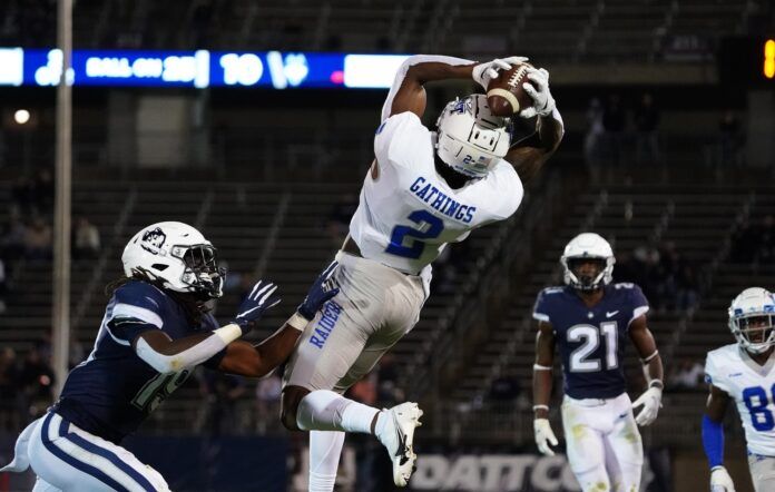 Middle Tennessee Blue Raiders wide receiver Izaiah Gathings (2) makes the catch against the Connecticut Huskies in the first half at Rentschler Field.