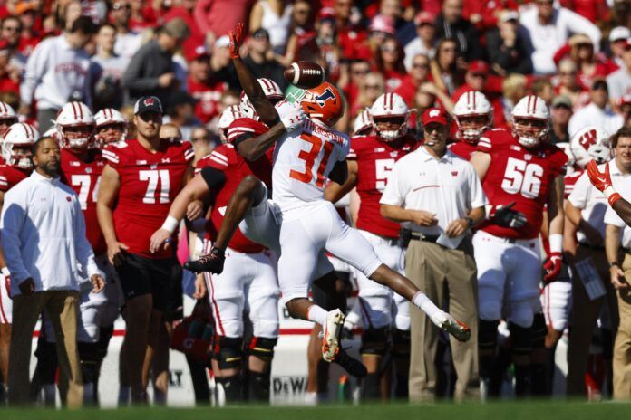 Devon Witherspoon (31) breaks up the pass during the first quarter against the Wisconsin Badgers.