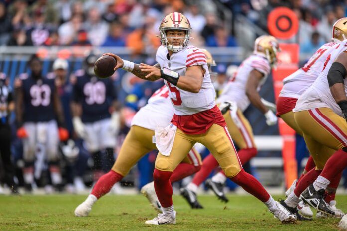 San Francisco 49ers QB Trey Lance (5) looks to pass against the Bears.