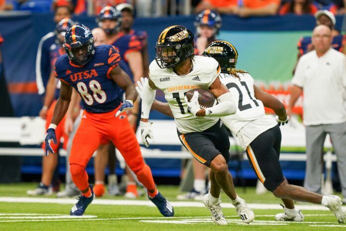 Eric Scott Jr. (12) returns an interception in the first quarter against the UTSA Roadrunners at the Alamodome.