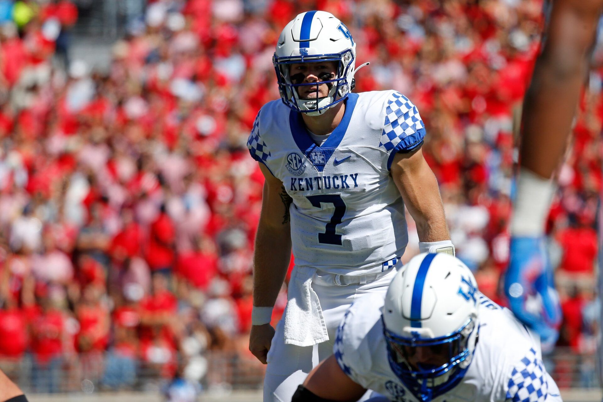 Kentucky QB Will Levis (7) prepares for the snap.