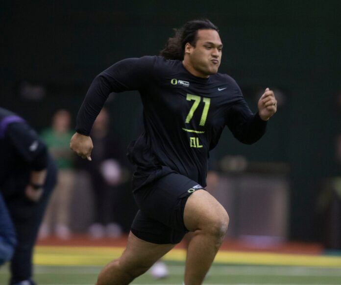 Malaesala Aumavae-Laulu participates in a drill during Oregon Pro Day.