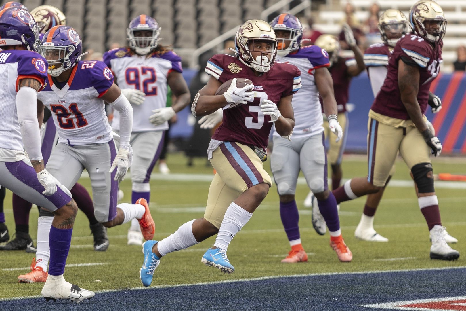 Reggie Corbin runs the ball for a touchdown against the Pittsburgh Maulers.