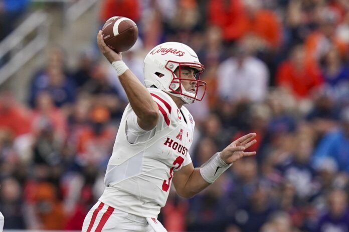 Clayton Tune passes against the Auburn Tigers.