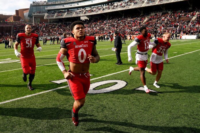 Cincinnati linebacker Ivan Pace Jr. (5) and teammates jog back to the locker room.