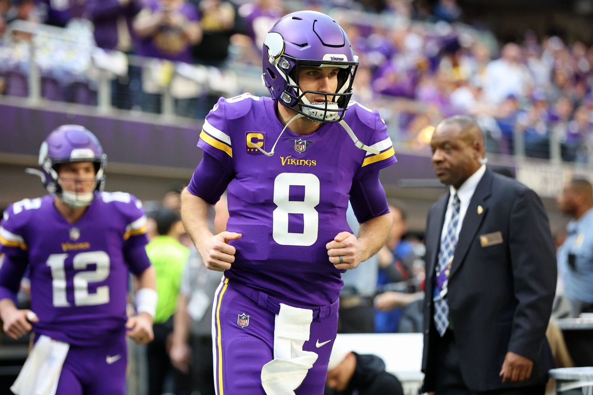 Kirk Cousins runs onto the field before a Wild Card game against the New York Giants.