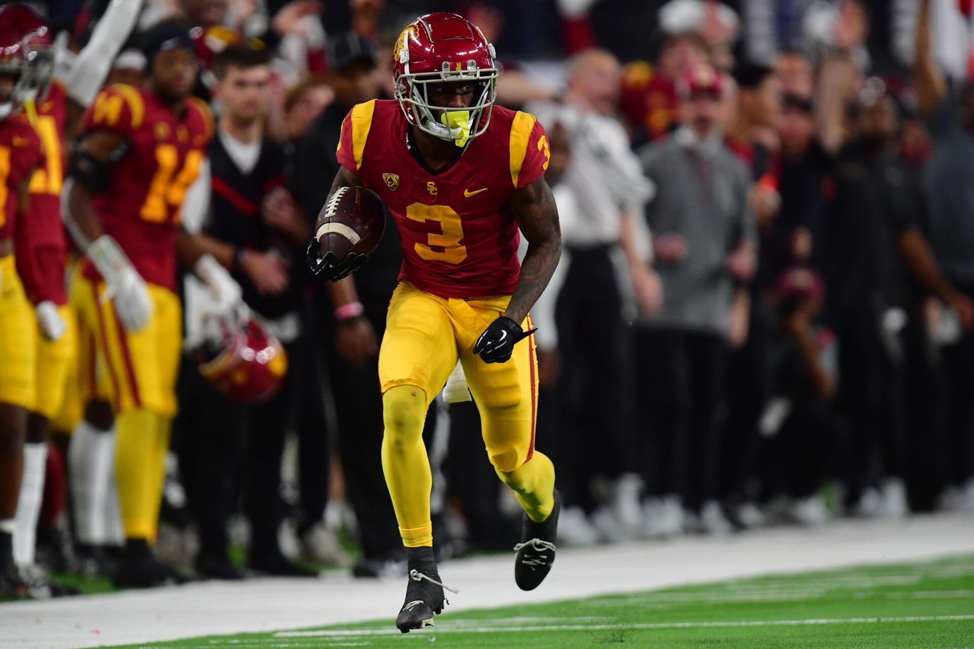 USC WR Jordan Addison (3) runs the ball down the sidelines.