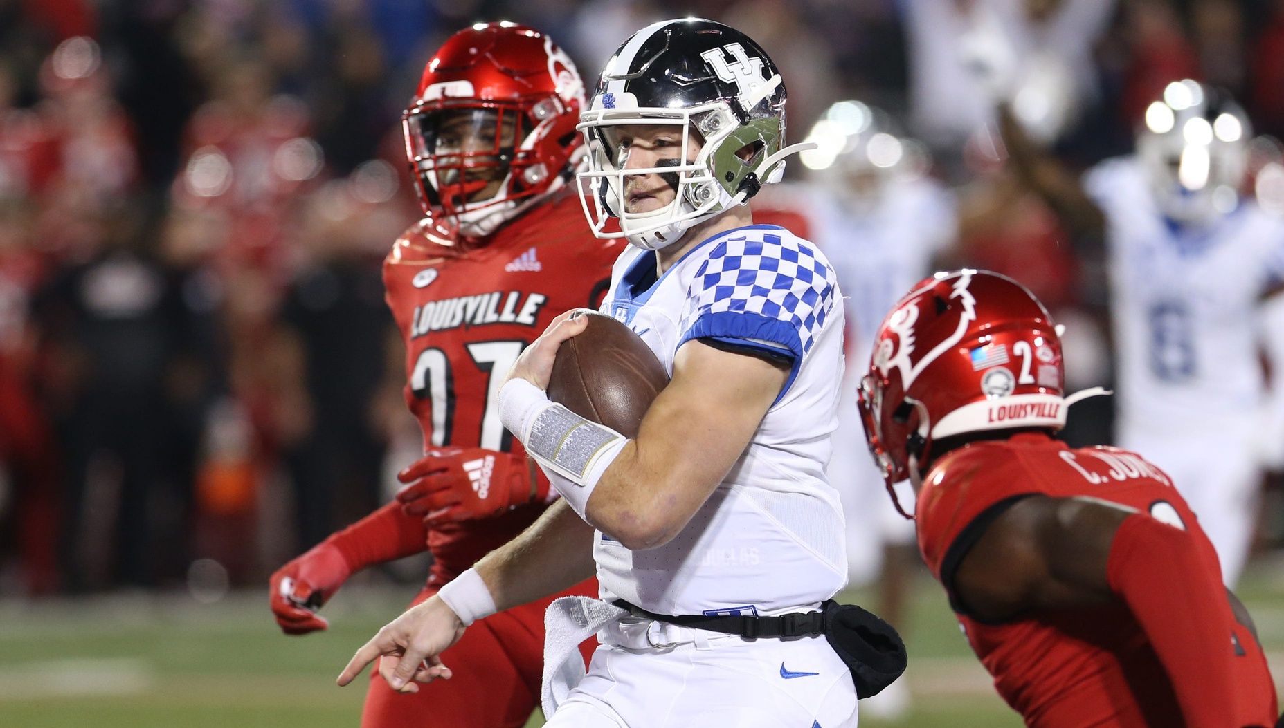 Kentucky QB Will Levis (7) runs for a touchdown against Louisville.