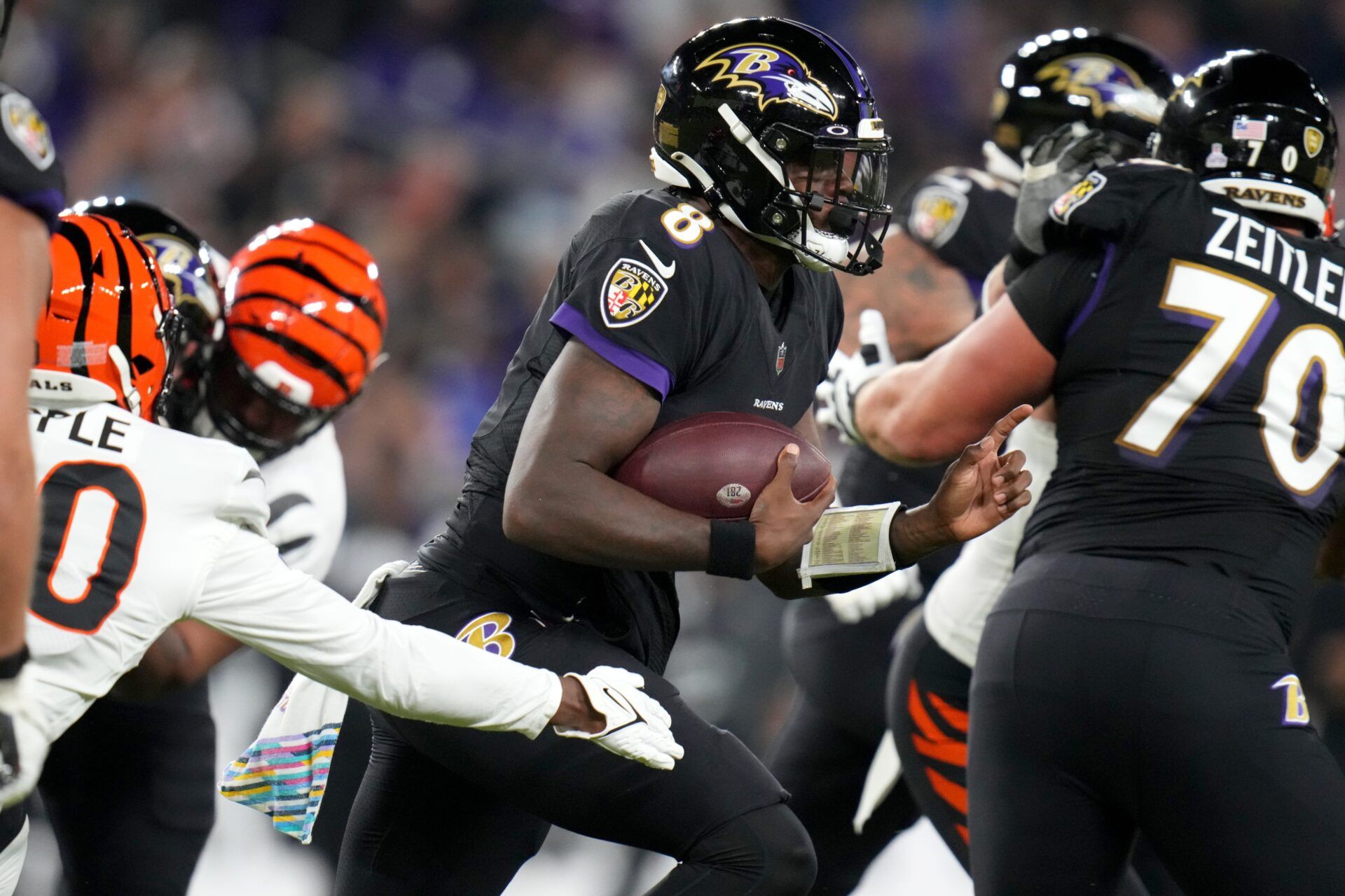 Baltimore Ravens QB Lamar Jackson (8) takes off running against Cincinnati.