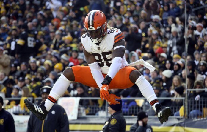 David Njoku (85) celebrates after scoring a touchdown against the Pittsburgh Steelers.