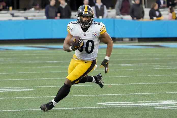 Jaylen Warren (30) runs around end against the Carolina Panthers during the second half at Bank of America Stadium.