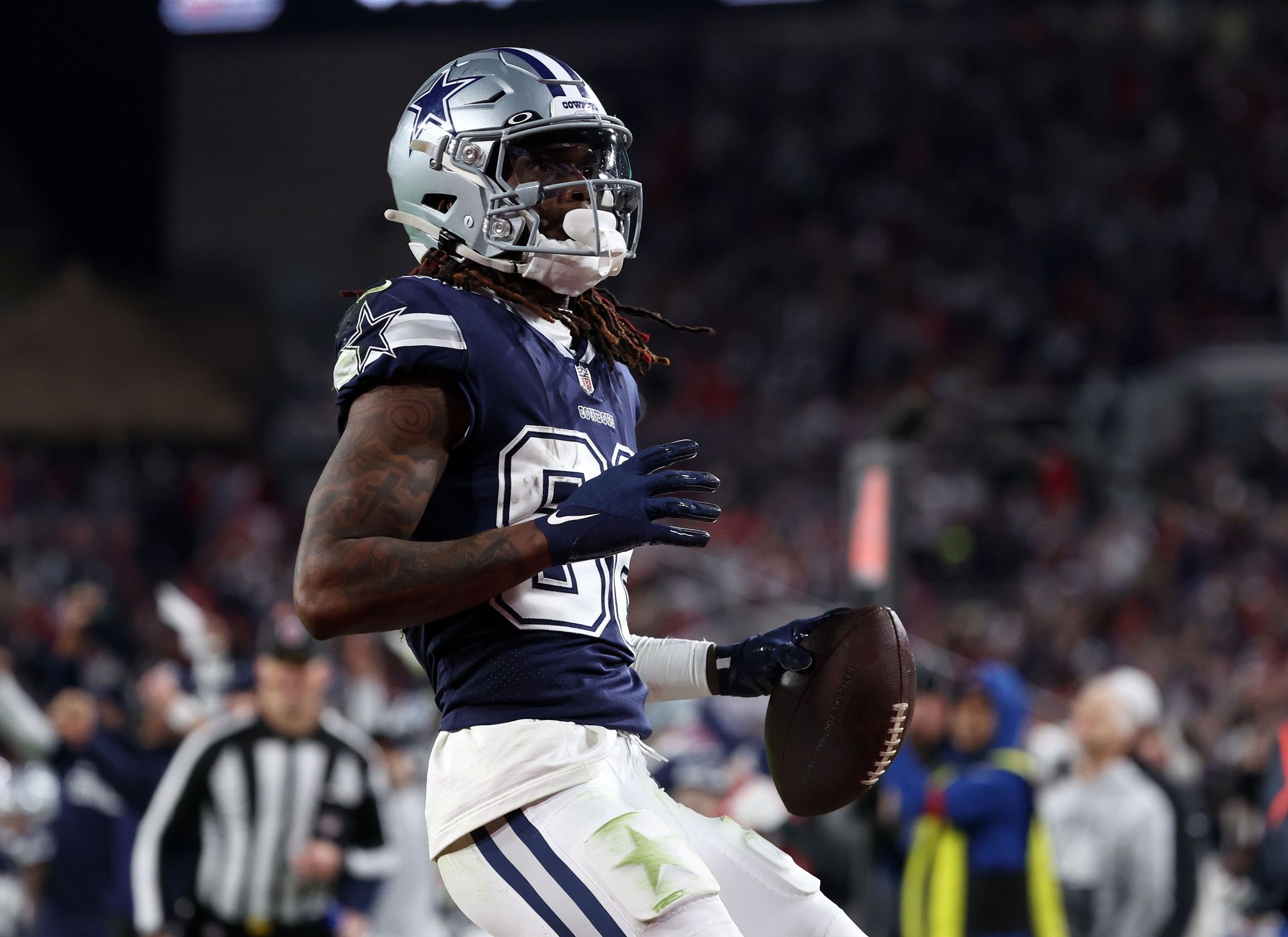 Dallas Cowboys wide receiver CeeDee Lamb (88) makes a touchdown catch.