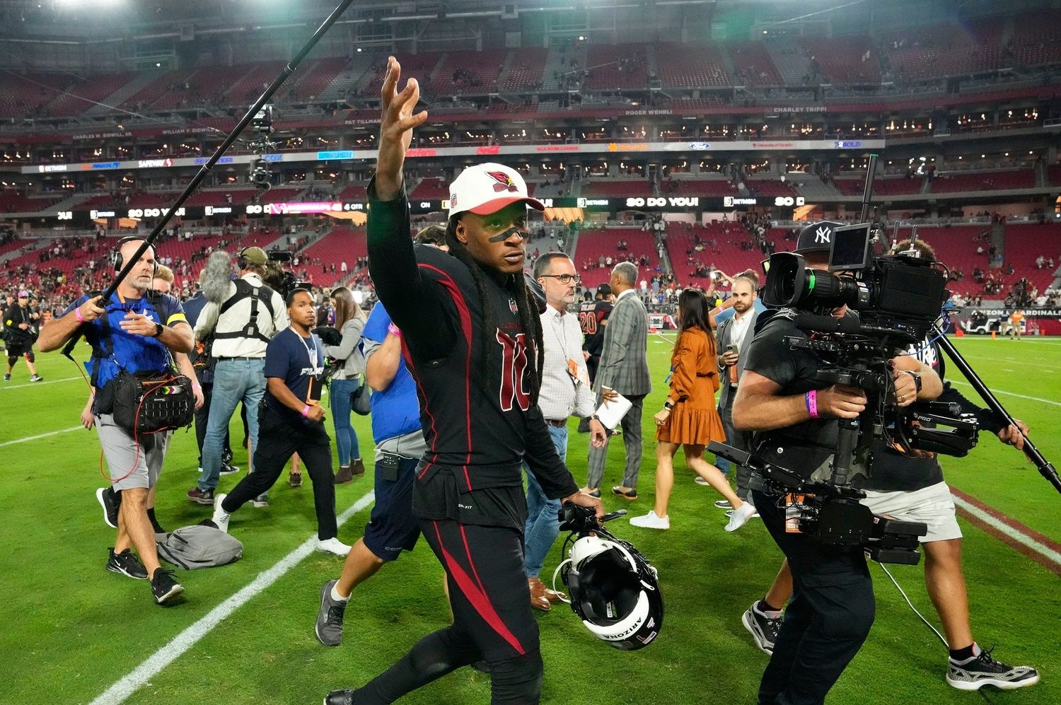 Arizona Cardinals WR DeAndre Hopkins (10) waves to the fans after a game.