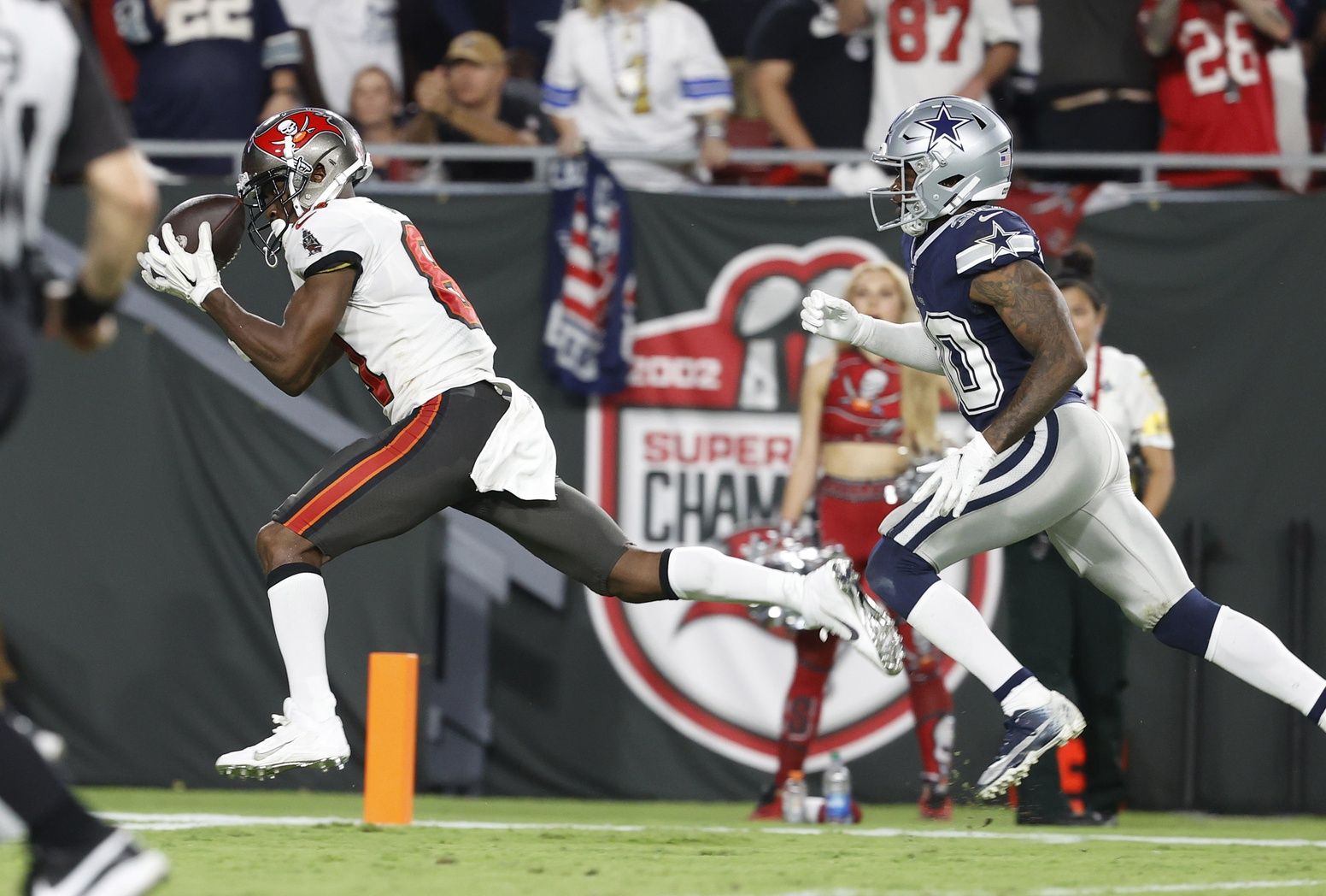 Wide receiver Antonio Brown catches a pass for a touchdown against the Dallas Cowboys.