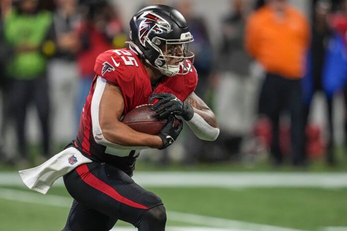 Atlanta Falcons running back Tyler Allgeier (25) runs with the ball against the Chicago Bears.