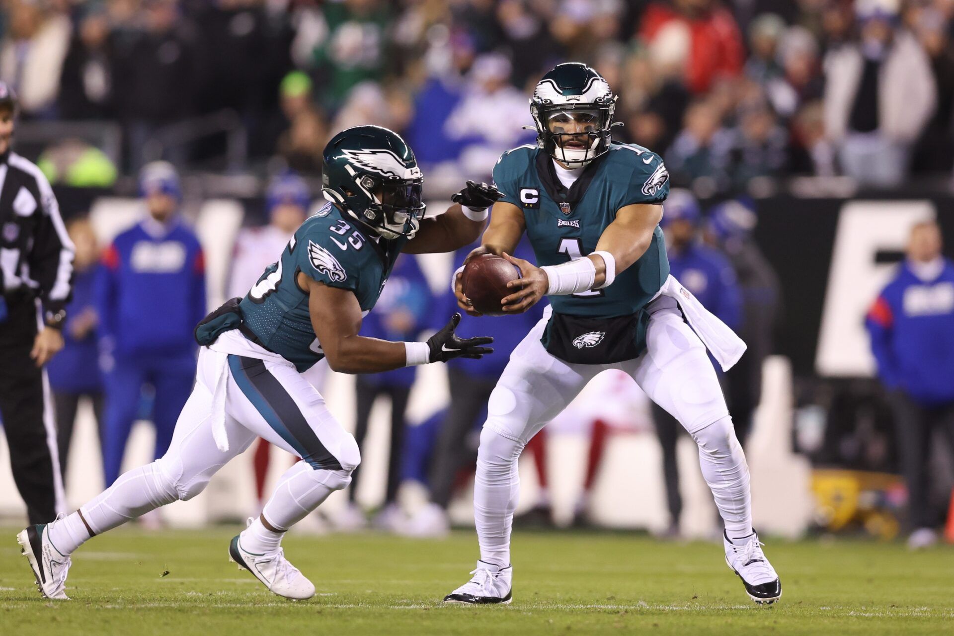 Philadelphia Eagles QB Jalen Hurts (1) hands the ball off to RB Boston Scott (35) against the New York Giants.