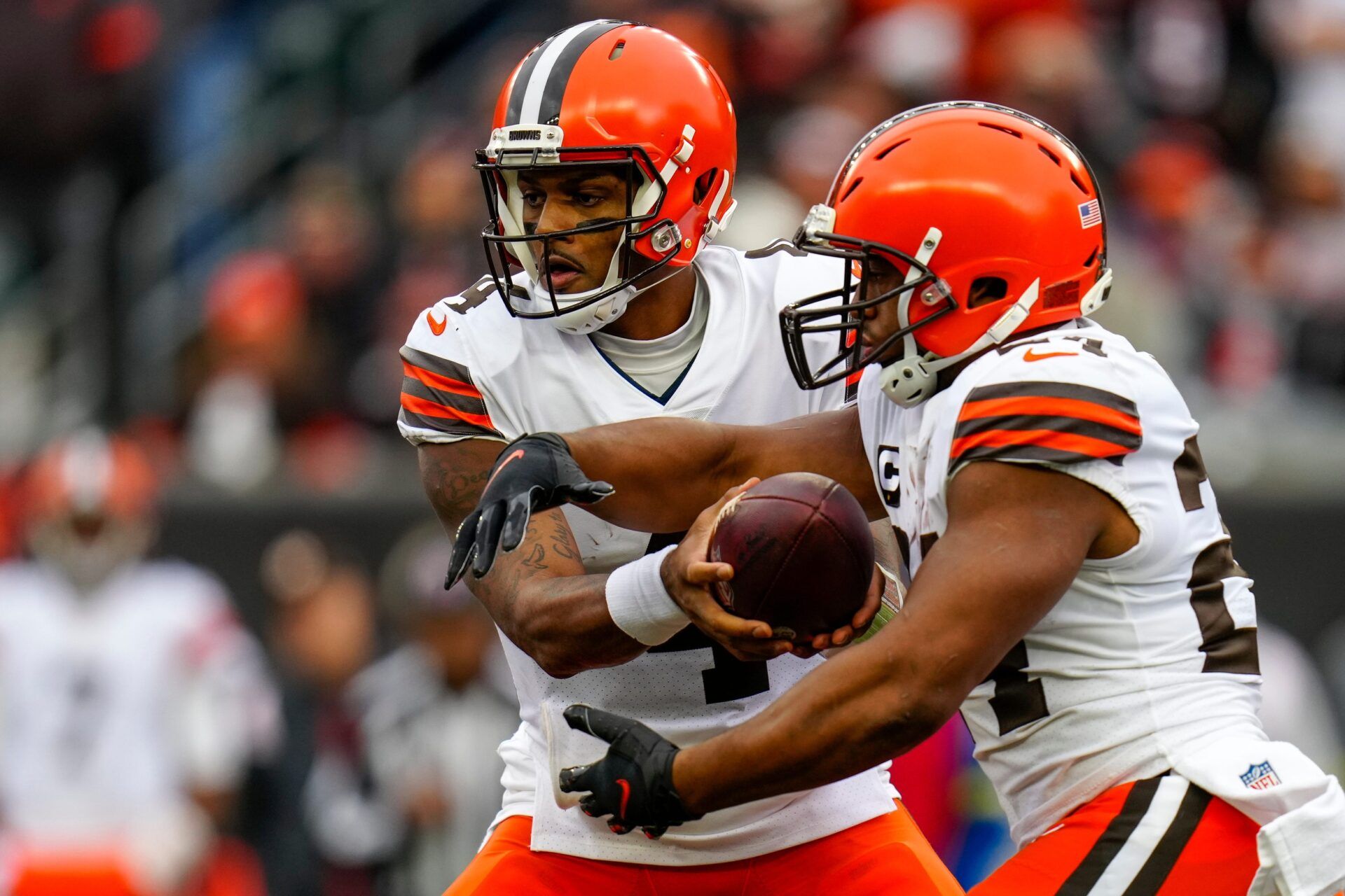 Cleveland Browns QB Deshaun Watson (4) hands the ball off to RB Nick Chubb (24).