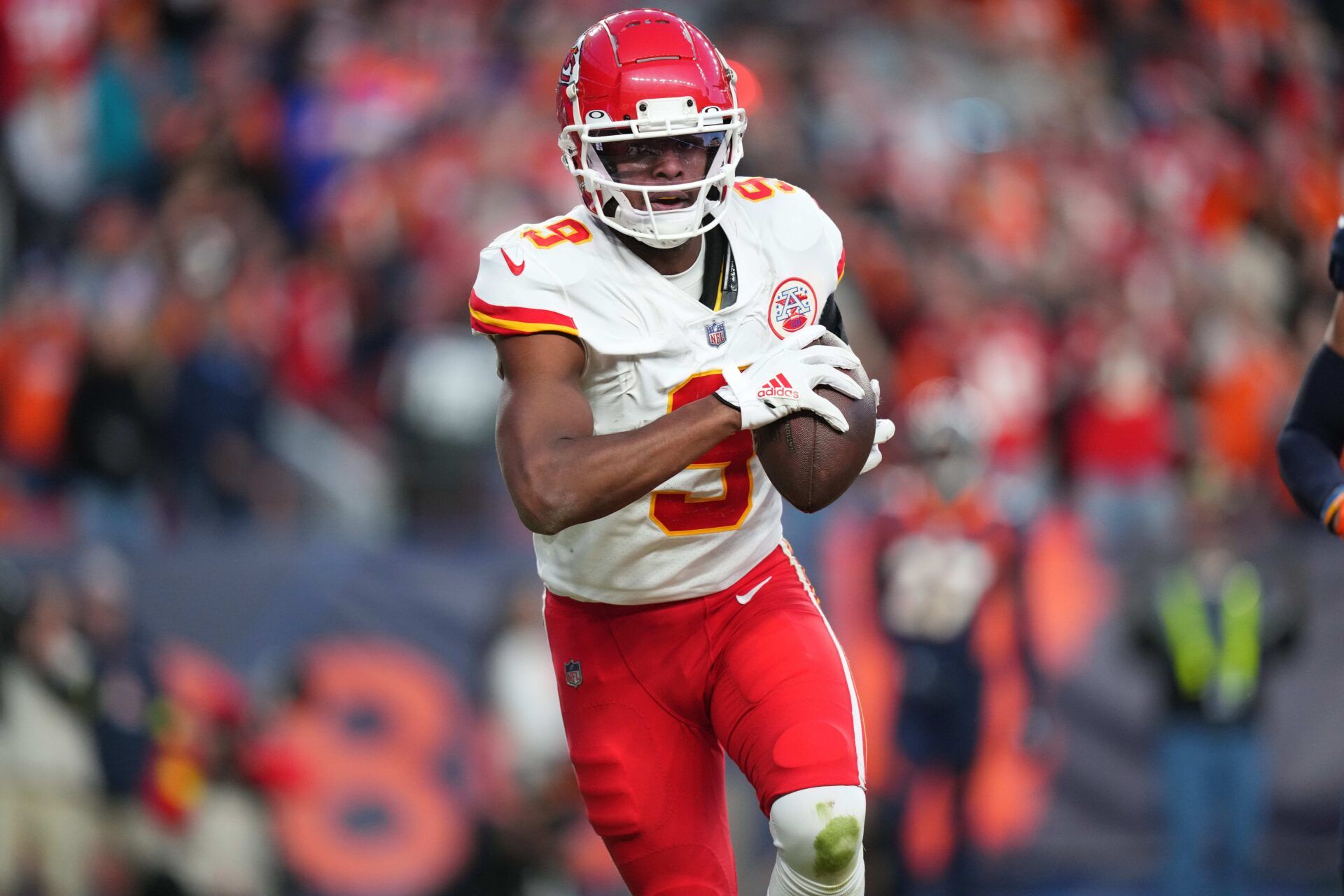 JuJu Smith-Schuster (9) pulls in a touchdown reception in the third quarter against the Denver Broncos at Empower Field at Mile High.