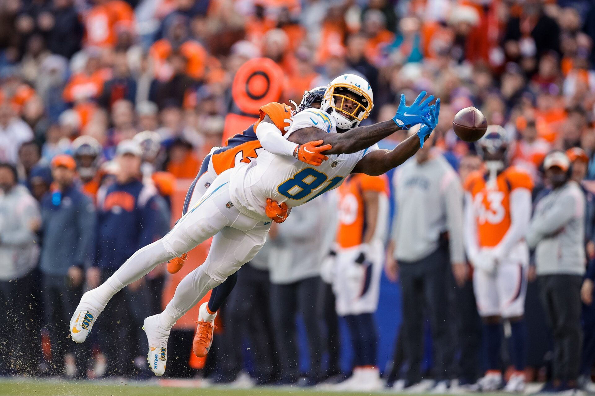 Mike Williams (81) is unable to pull in a pass as Denver Broncos cornerback Ja'Quan McMillian (35) defends in the first quarter at Empower Field.