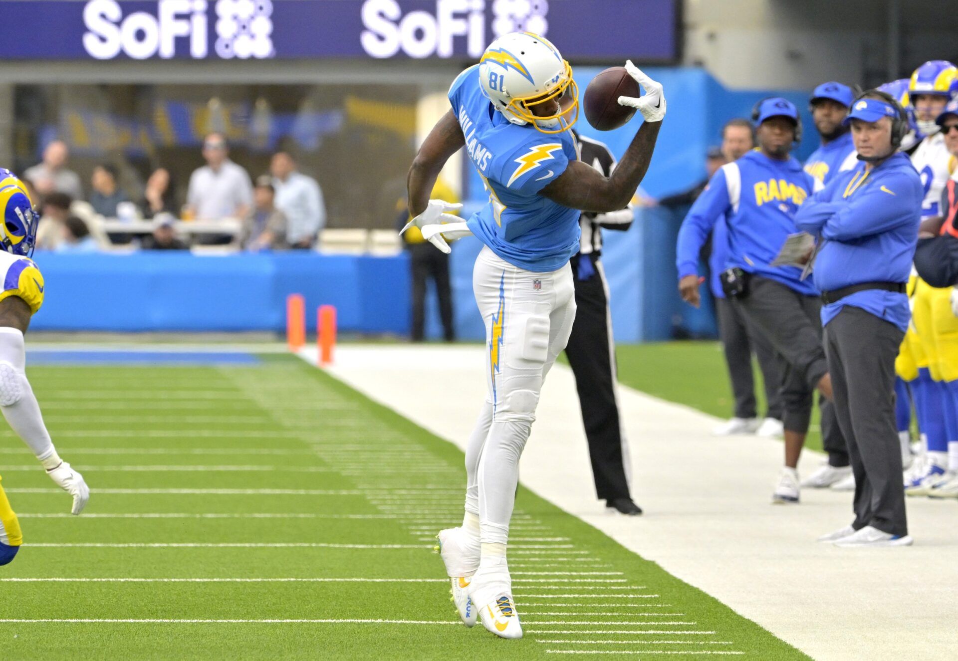 Mike Williams (81) makes a one handed catch for a first down in the first half against the Los Angeles Rams at SoFi Stadium.