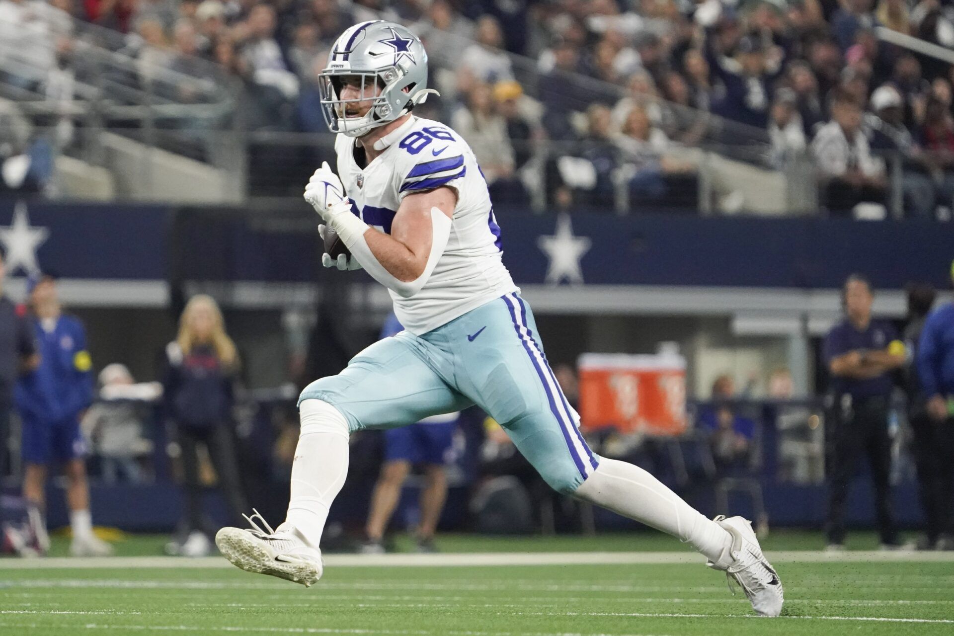 Dalton Schultz (86) runs after the catch against the Houston Texans.