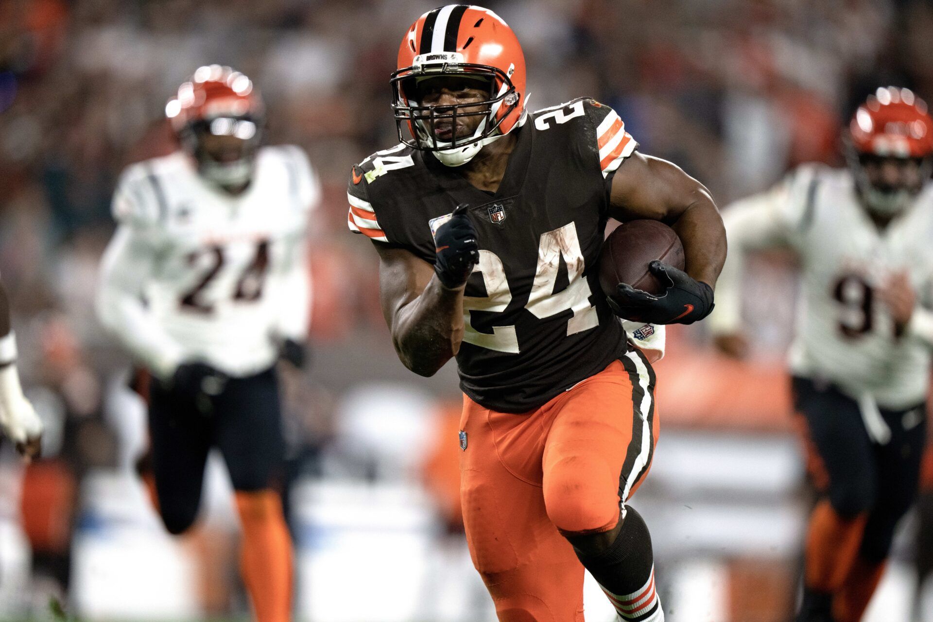 Nick Chubb (24) carries the ball for a first down in the third quarter during an NFL Week 8 game against the Cincinnati Bengals.