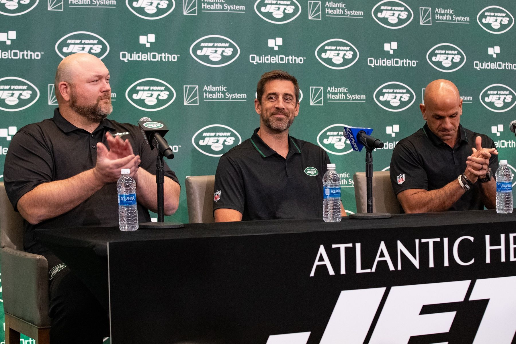 Aaron Rodgers (8) (center) is introduced during the introductory press conference alongside general manager Joe Douglas (left) and head coach Robert Saleh (right).