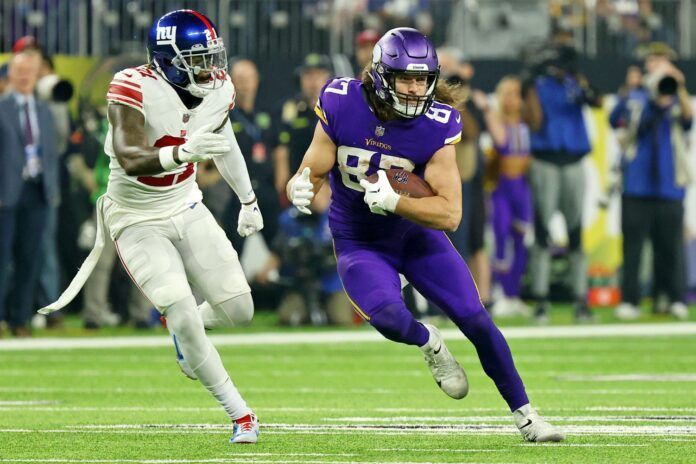 Minnesota Vikings TE T.J. Hockenson (87) runs with the ball against the Giants.