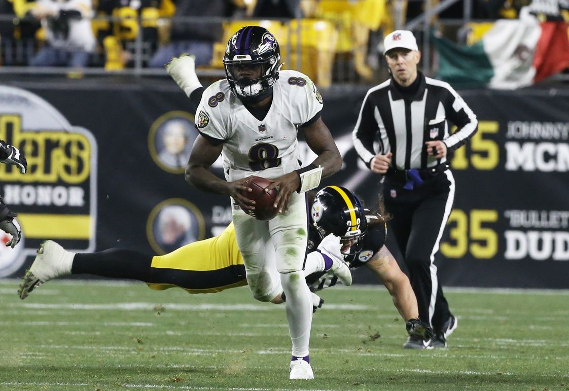 Baltimore Ravens QB Lamar Jackson (8) takes off running against the Pittsburgh Steelers.