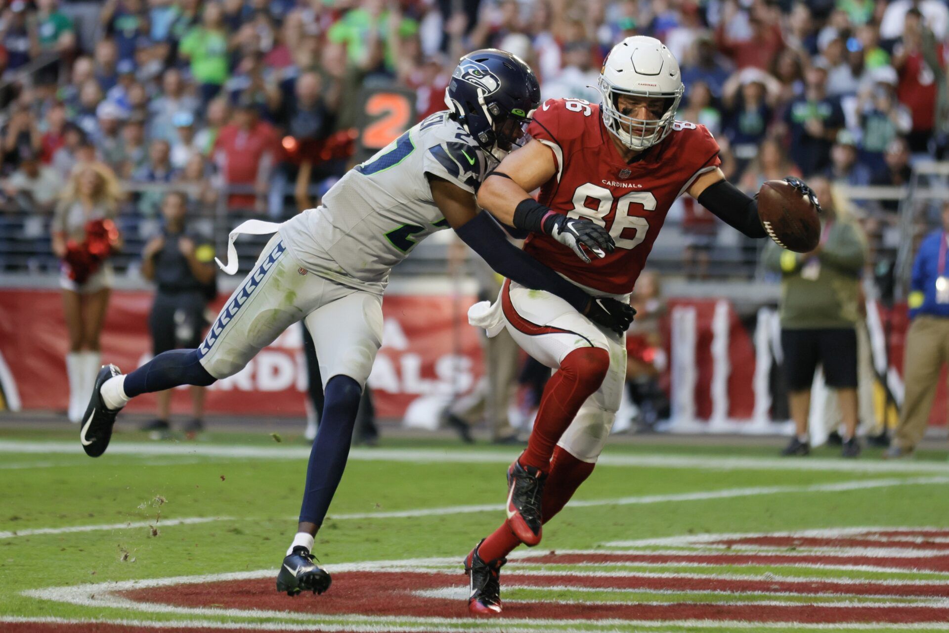 Arizona Cardinals TE Zach Ertz (86) reels in a touchdown against the Seattle Seahawks.
