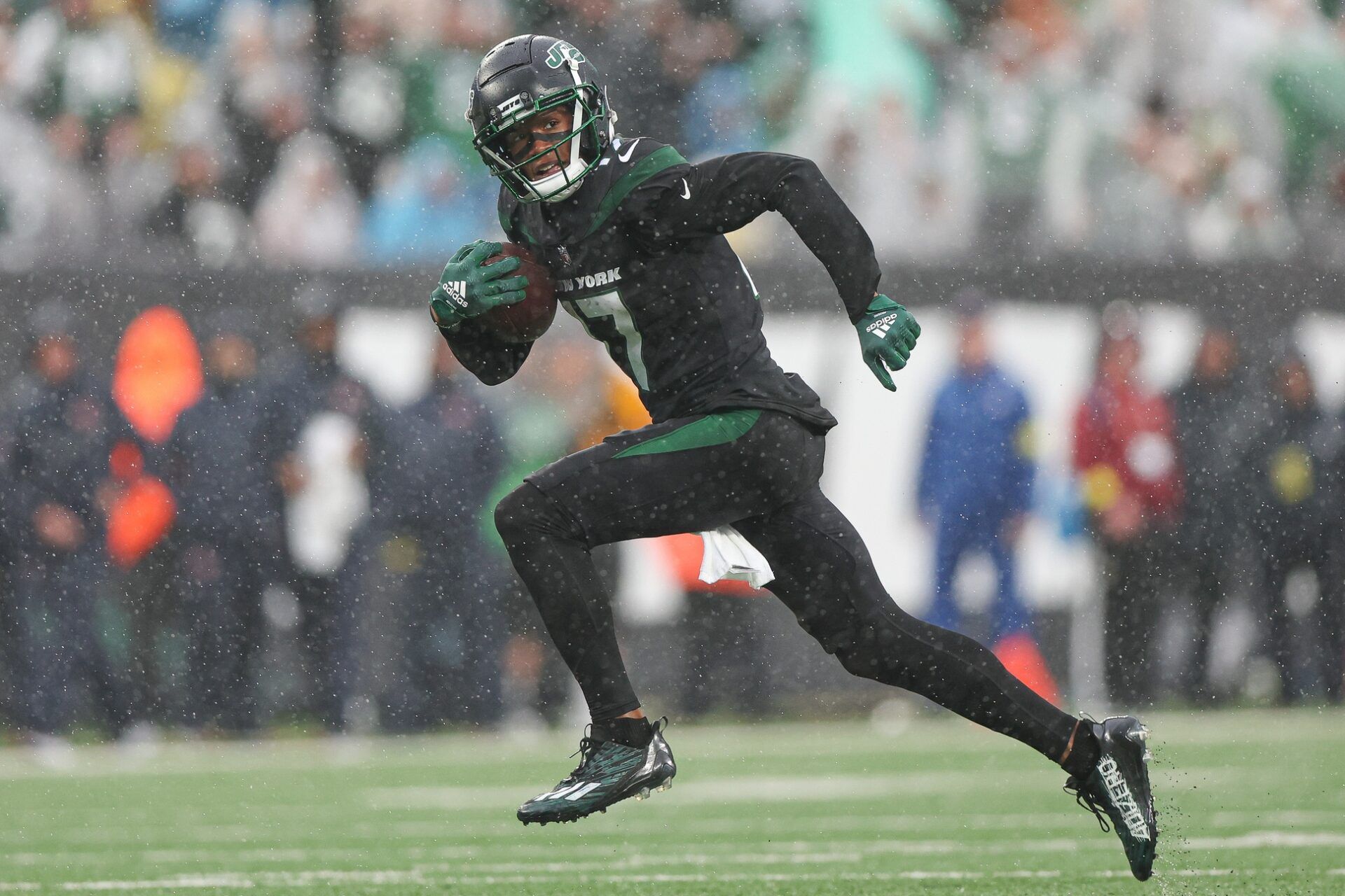 New York Jets WR Garrett Wilson (17) scores a touchdown against the Chicago Bears.