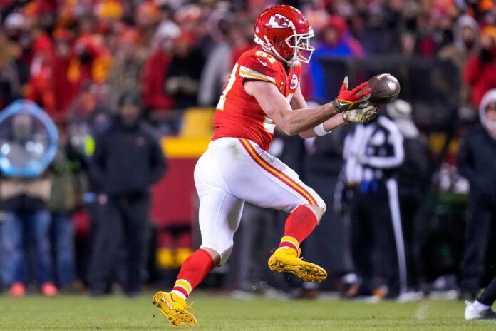 Kansas City Chiefs TE Travis Kelce (87) reels in a catch during the AFC Championship Game.