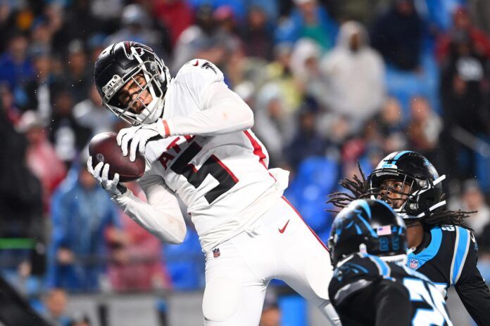 Atlanta Falcons WR Drake London (5) makes a TD reception against Carolina.