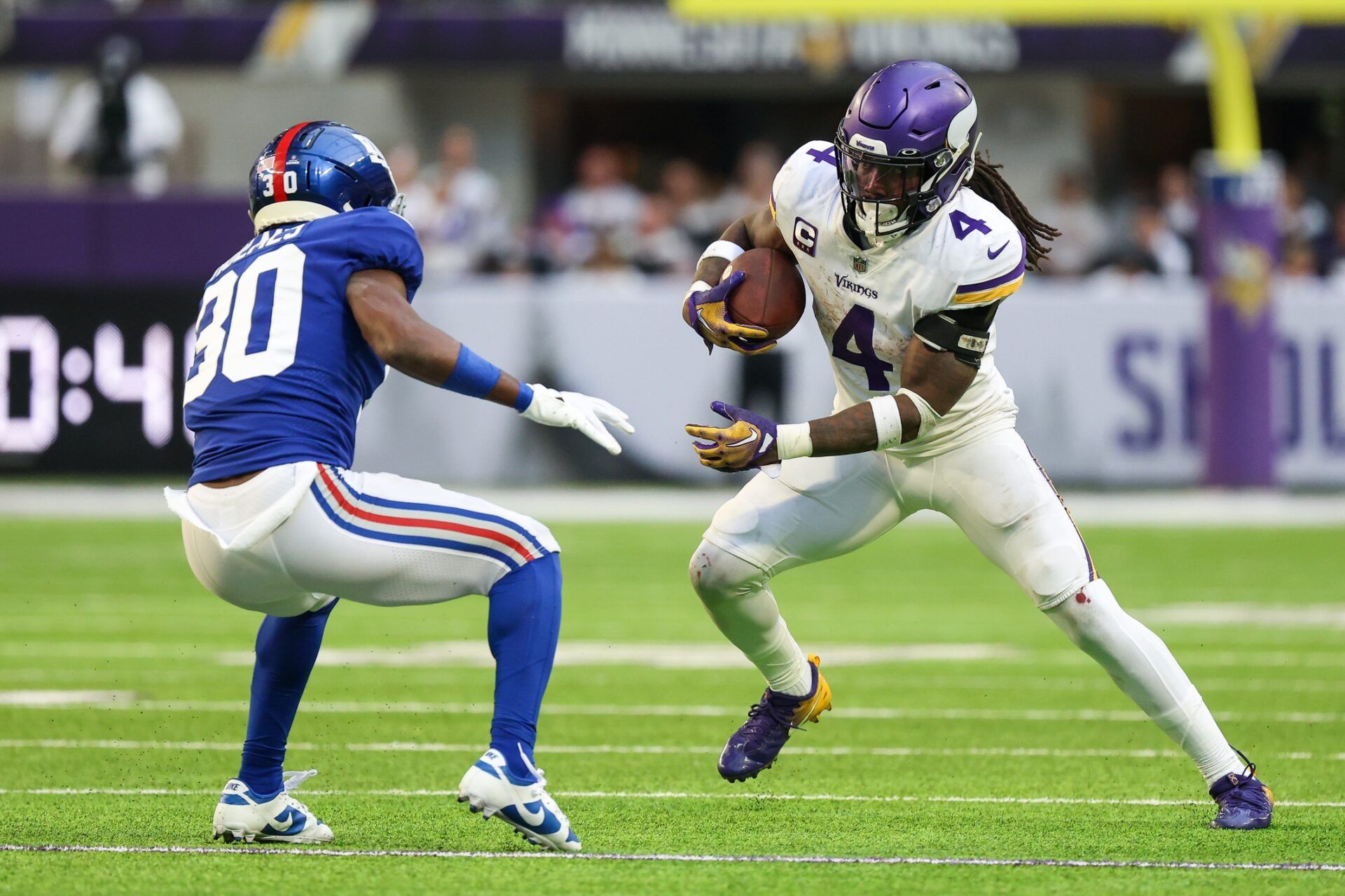 Minnesota Vikings RB Dalvin Cook (4) rushes the ball against the Giants.