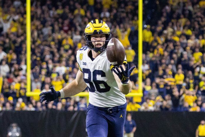 Luke Schoonmaker (86) catches the ball with his fingertips in the second half against the Iowa Hawkeyes at Lucas Oil Stadium.