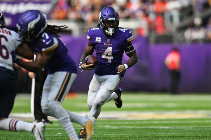 Minnesota Vikings RB Dalvin Cook (4) rushes the ball against the Chicago Bears.