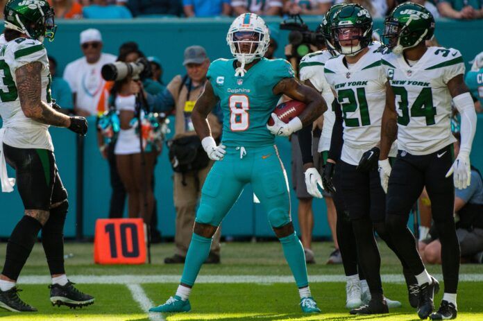 Miami Dolphins safety Jevon Holland (8) reacts after a fair catch against the Jets.