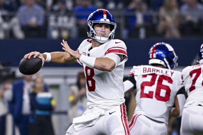 New York Giants QB Daniel Jones (8) throws a pass.