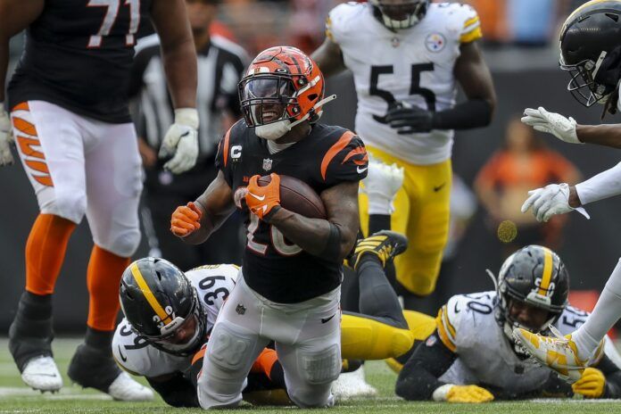 Cincinnati Bengals RB Joe Mixon (28) is tackled by the Steelers' Minkah Fitzpatrick (39).