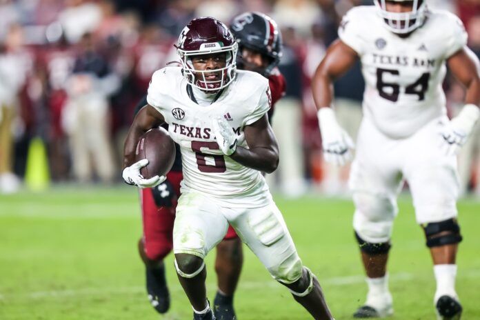 Running back Devon Achane runs with the ball against South Carolina.