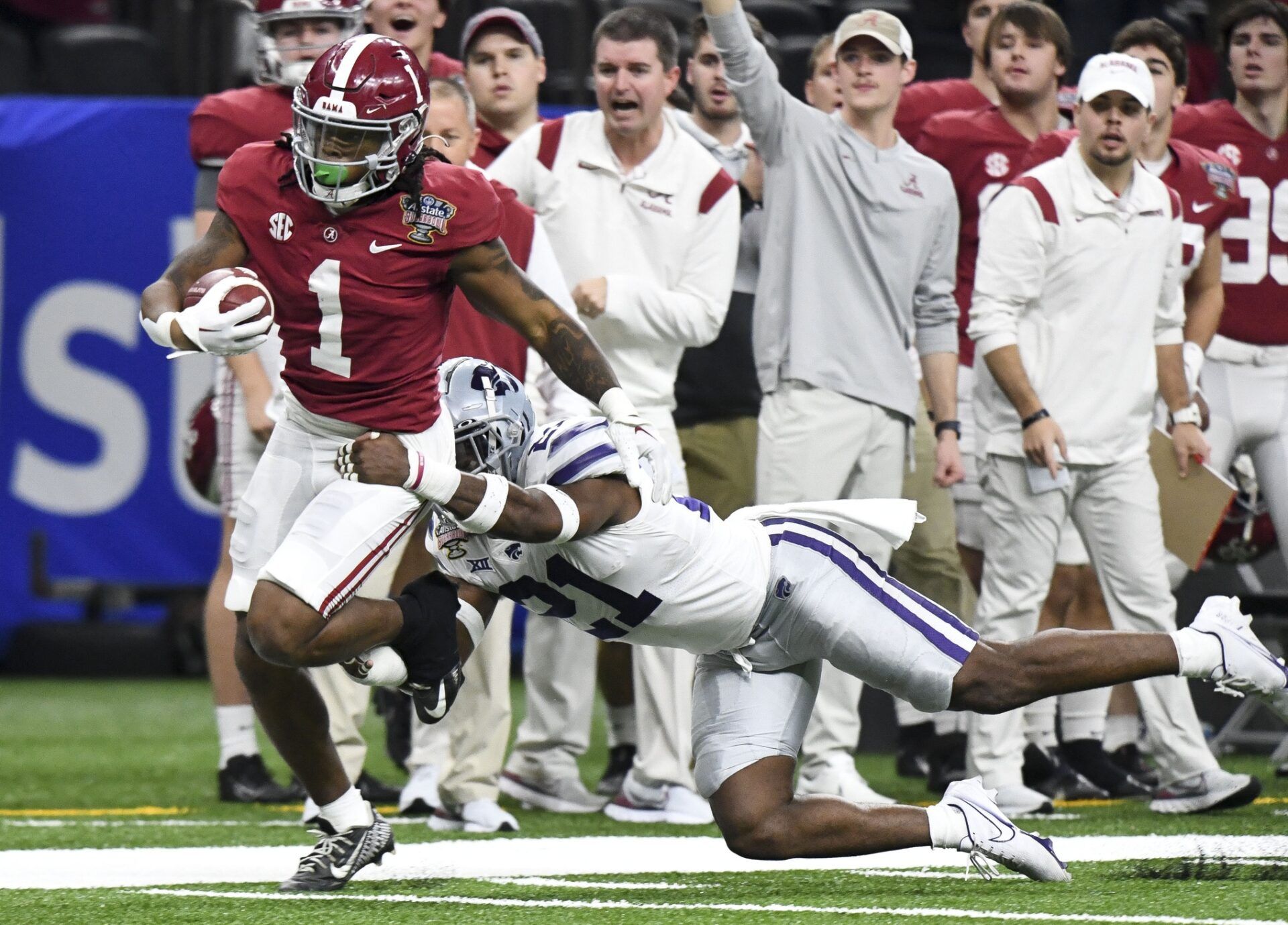 Alabama RB Jahmyr Gibbs (1) breaks a tackle against Kansas State.