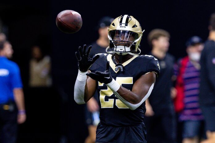 Kendre Miller (25) warms up against the Kansas City Chiefs during pregame at Caesars Superdome.