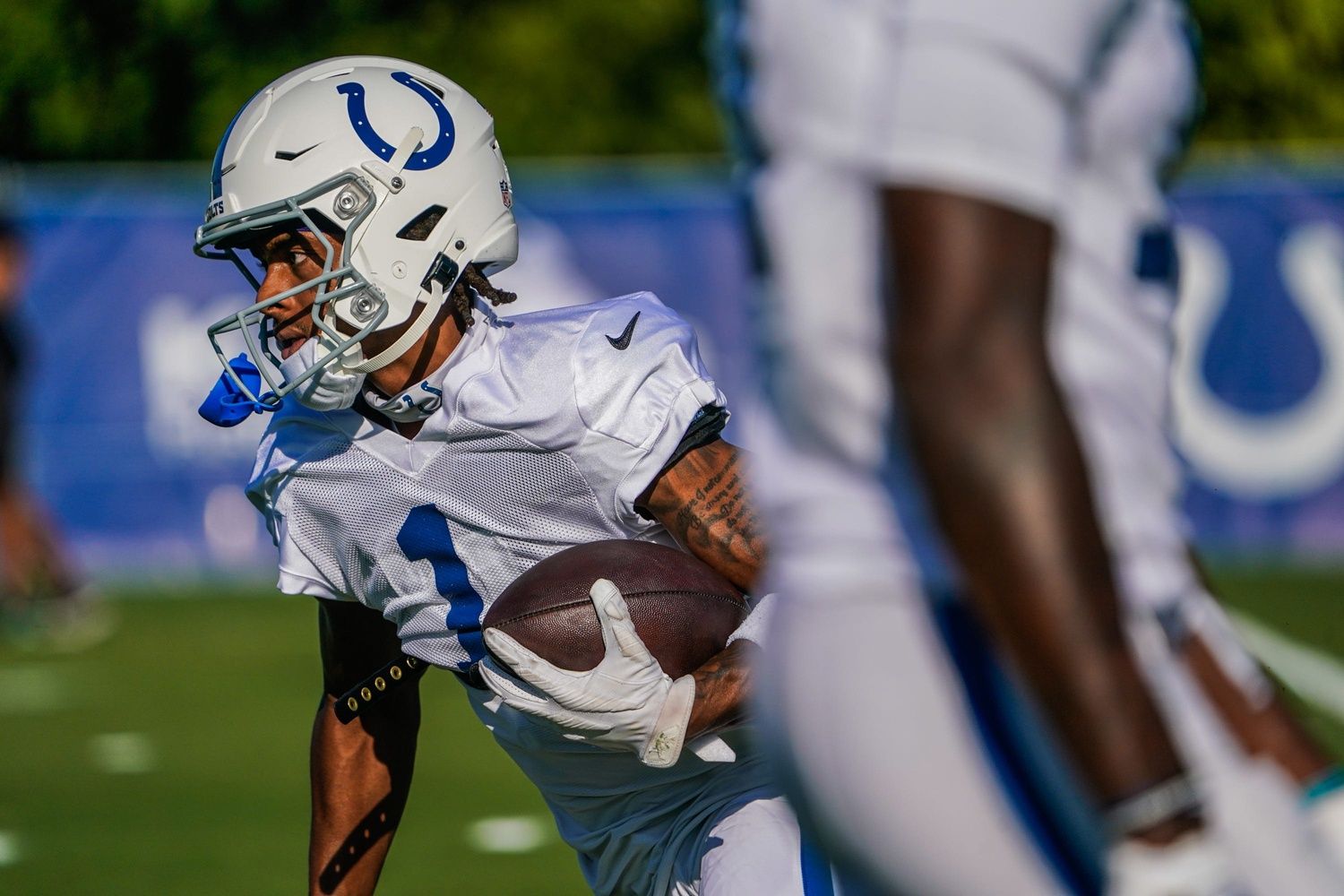 Josh Downs (1) makes a catch during a shared practice.