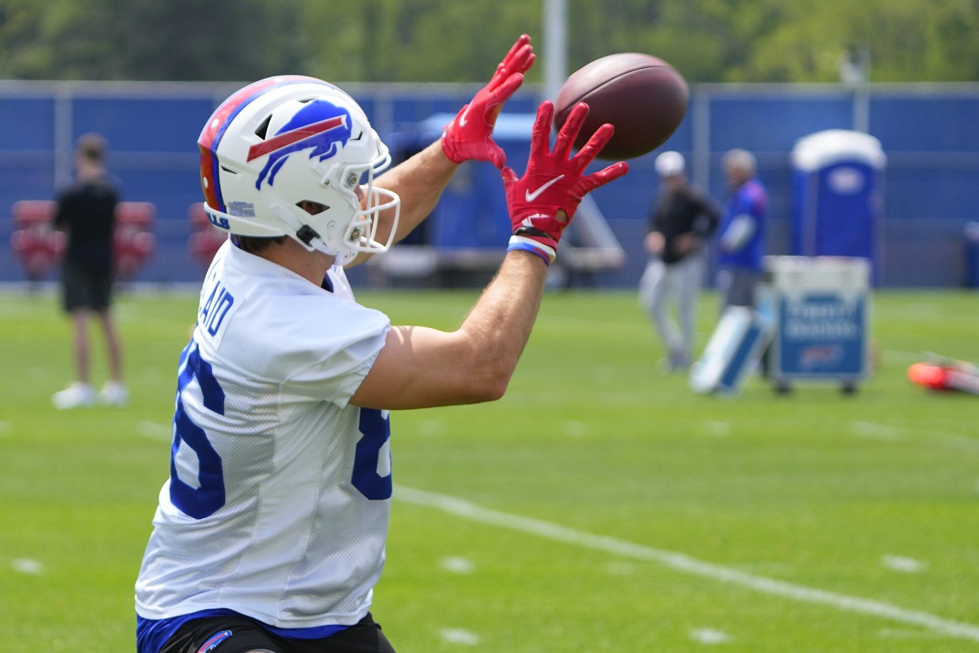 Buffalo Bills rookie TE Dalton Kincaid (86) catches passes during practice.